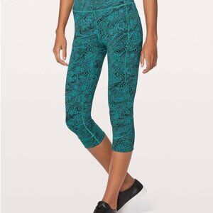 Lululemon In Movement Crop *Everlux 19", size 6, Green/Black pattern